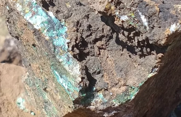 Échantillon de roche prélevé sur le Projet cuivre Ourg montrant une minéralisation visible en malachite et chrysocolle associée à une altération hydrothermale et à un système filonien quartzifère.